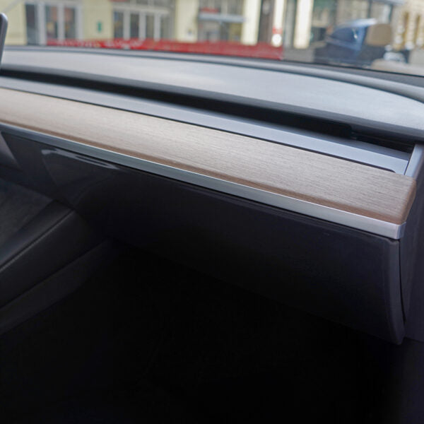 Handskerumslåg under dekorlisten i passagersiden på Model 3/Y