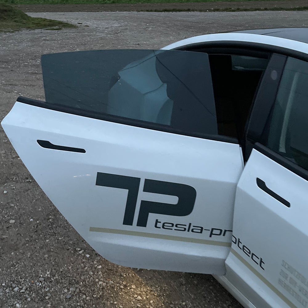 Tonet bagerste siderude på en hvid Tesla Model 3