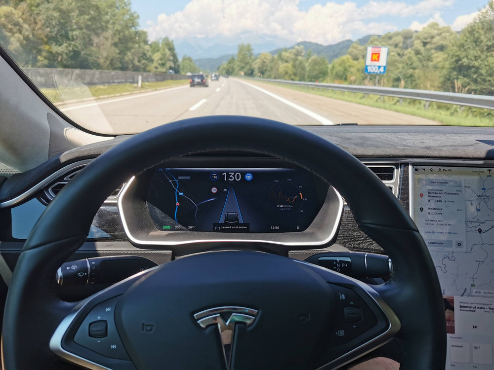 Udsyn hen over rattet i en Tesla Model X ud på motorvejen