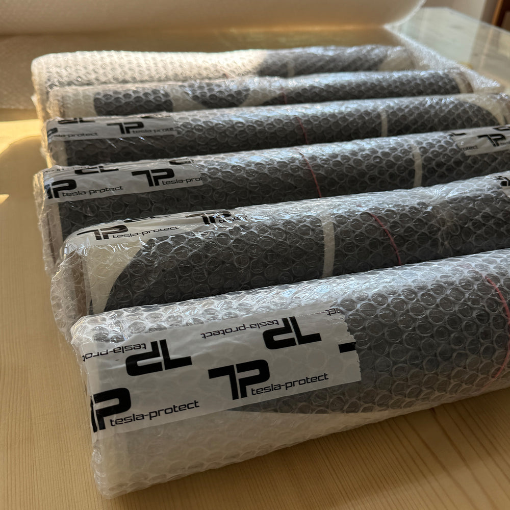 Filmruller pakket i bobleplast med tape fra Tesla-Protect