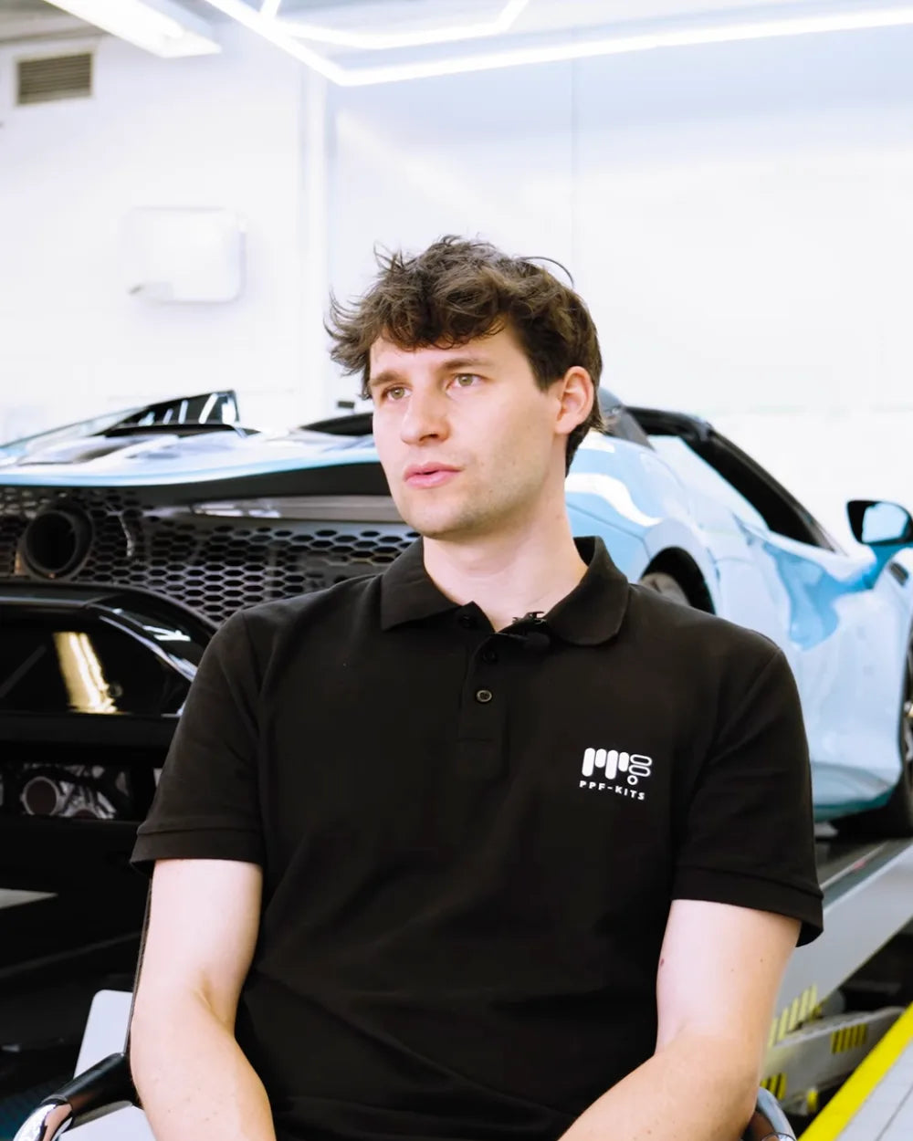 Yannick Lechner, grundlægger af Tesla-Protect, i folieværkstedet