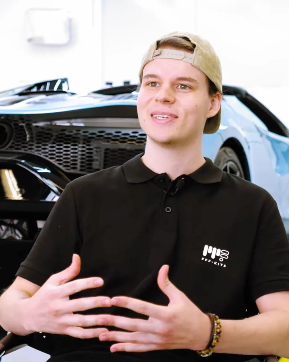 Benedikt fra Tesla-Protect-teamet i folieværkstedet